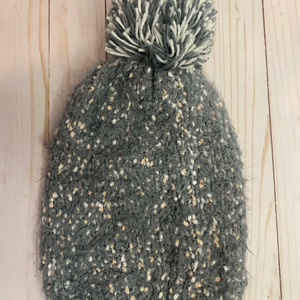 Cuddl Duds Speckled Gray Pom-Pom Beanie NWOT - Picture 2 of 3
